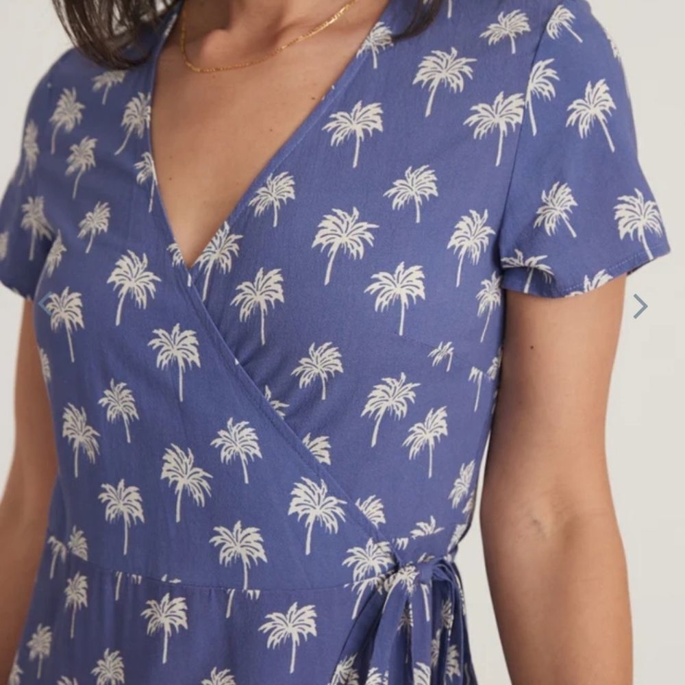 Marine layer Emlyn Midi Wrap Dress in Marlin Palm Print - Picture 4 of 8